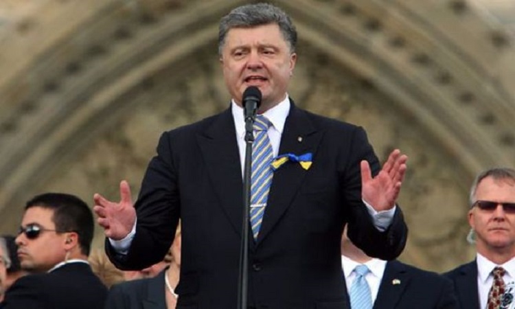 Την παραίτηση του πρωθυπουργού Γιατσενιούκ ζητά ο Ποροσένκο