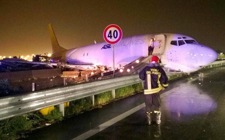 Μιλάνο: Αεροσκάφος «προσγειώθηκε» στον δρόμο