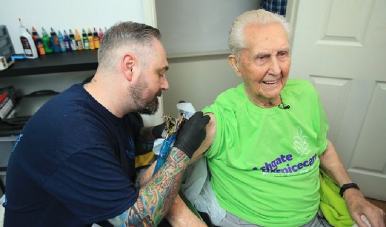 Απίστευτος αυτός ο παππους: Έκανε στα 104 το πρώτο του τατουάζ!
