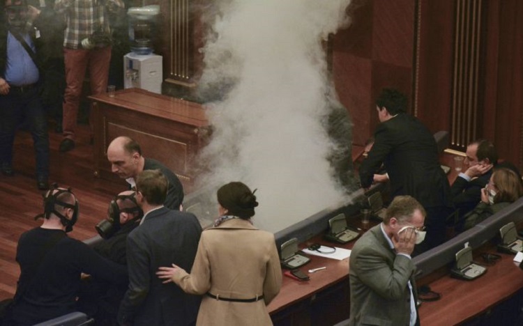 Ανησυχεί η Ε.Ε. για τη βία στη Βουλή του Κοσόβου - Έπεσαν δακρυγόνα για την εκλογή του Θάτσι