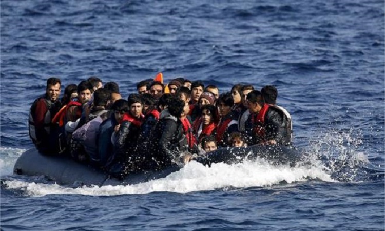 Μεταφέρουν τους 114 μετανάστες στις Βρετανικές Βάσεις στη Δεκέλεια