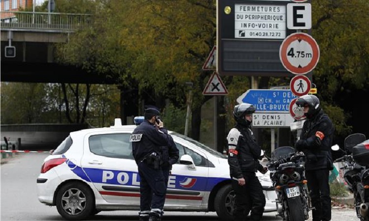 Συναγερμός στο Παρίσι: Κουκουλοφόρος μαχαίρωσε δάσκαλο φωνάζοντας: «Αυτό είναι για το ISIS»