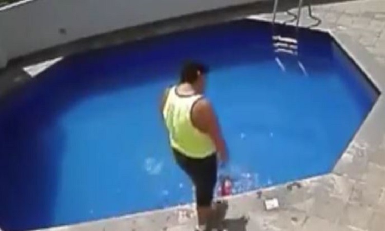 Πατριός πνίγει αργά και βασανιστικά σε πισίνα την τρίχρονη κόρη του (Βίντεο)