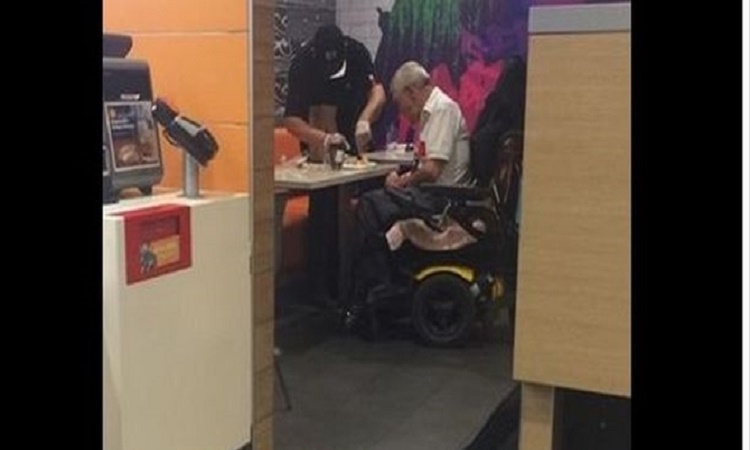 Θα συγκινηθείτε: Εργαζόμενος εγκατέλειψε το πόστο του για να ταΐσει ανάπηρο πελάτη