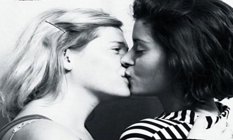 Ελληνίδα δημοσιογράφος εξηγεί την ανάρτηση με το φιλί: Δεν υπάρχει τίποτα χυδαίο, χυδαία είναι τα μυαλά (ΦΩΤΟ)
