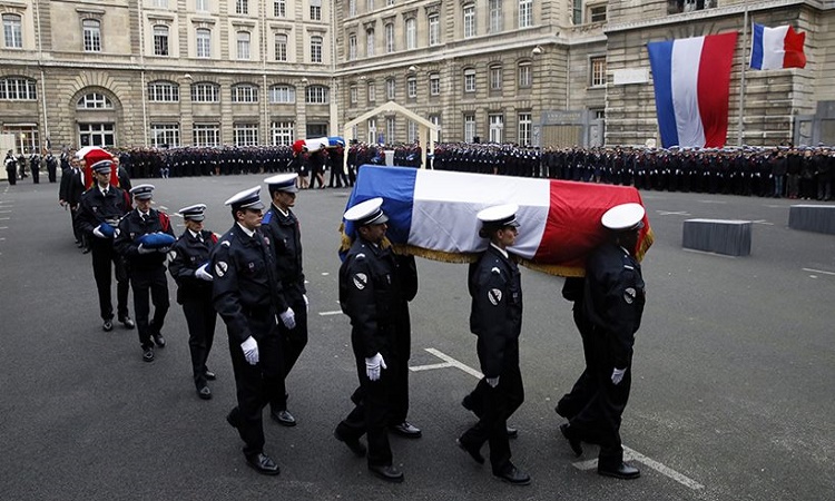 Η Γαλλία κηδεύει τα θύματα των τρομοκρατικών επιθέσεων