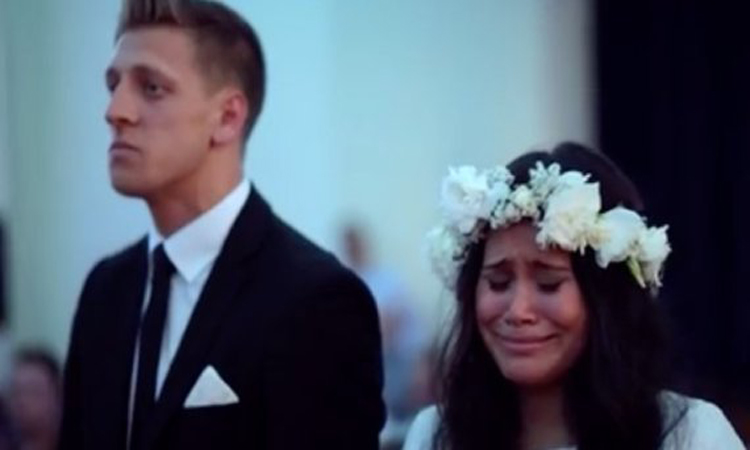 Άλλοι συγκινήθηκαν άλλοι τρόμαξαν - Ο χορός σε γάμο που κάνει το γύρο του διαδικτύου (video)