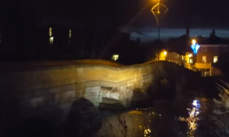 Κατέρρευσε γέφυρα του 18ου αιώνα από τις βροχές στην Αγγλία  (VIDEO)
