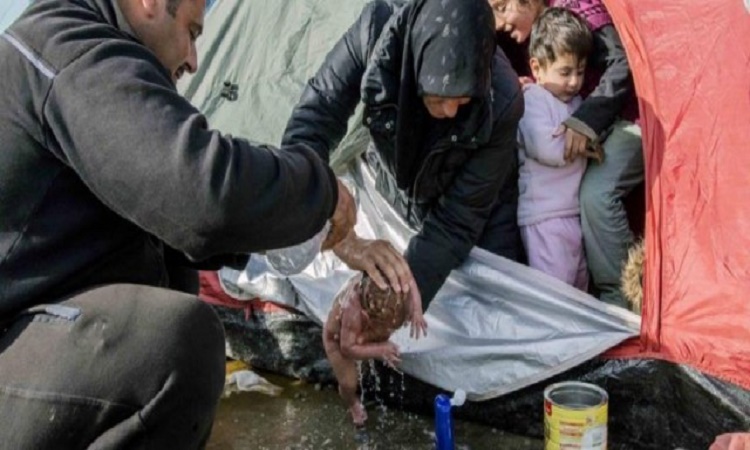Ειδομένη: Εικοσιτετράχρονη Σύρια γέννησε σε σκηνή