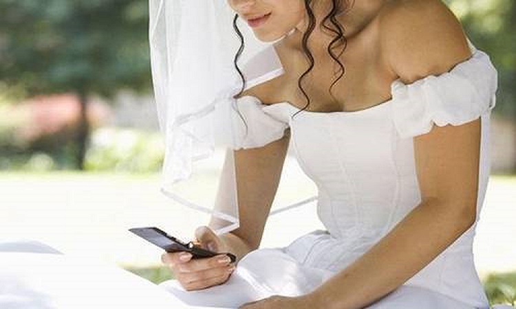 Χώρισε τη νύφη την πρώτη νύχτα του γάμου λόγω κινητού