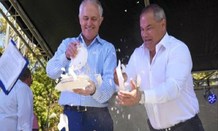 Ο Αυστραλός πρωθυπουργός πήγε σε ελληνικό γλέντι και έσπασε πιάτα