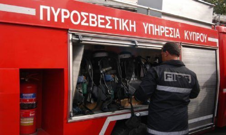 EKTAKTO: Καίγεται αυτοκίνητο εν κινήσει στο κέντρο της Λευκωσίας