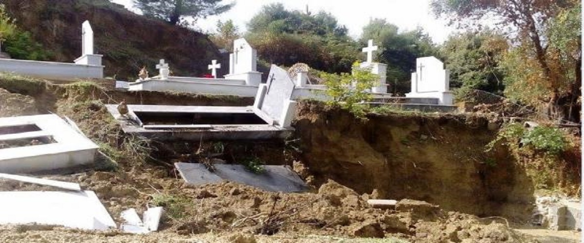 Χάος: Άνοιξαν τάφοι από τη δυνατή νεροποντή στην Κέρκυρα