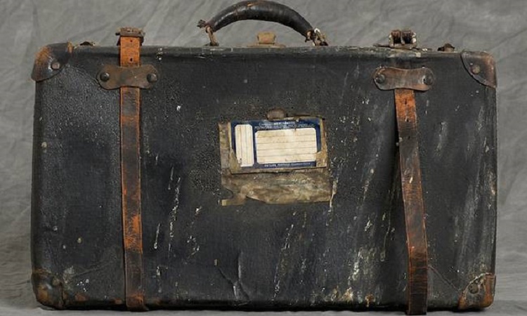 Aυτή η βαλίτσα βρέθηκε σε εγκαταλελειμμένο άσυλο - Το περιεχόμενο της είναι συγκλονιστικό!