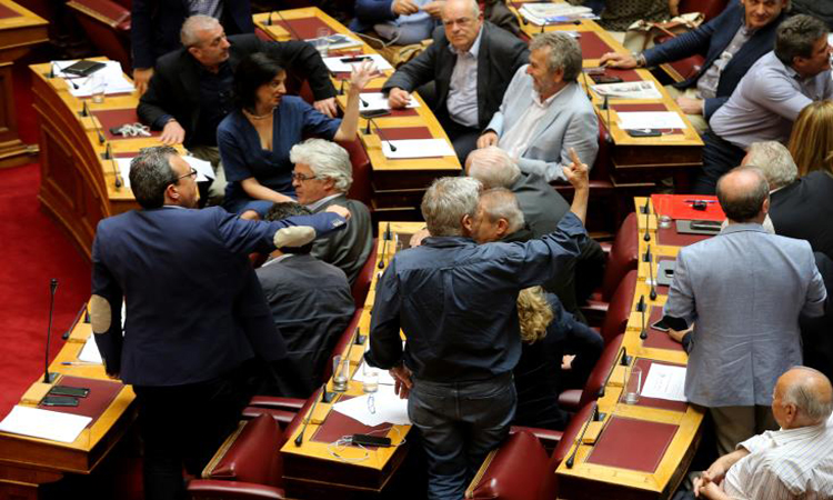 Η ελληνική Βουλή υπερψήφισε απαγόρευση συμμετοχής πολιτικών σε εξωχώριες εταιρείες