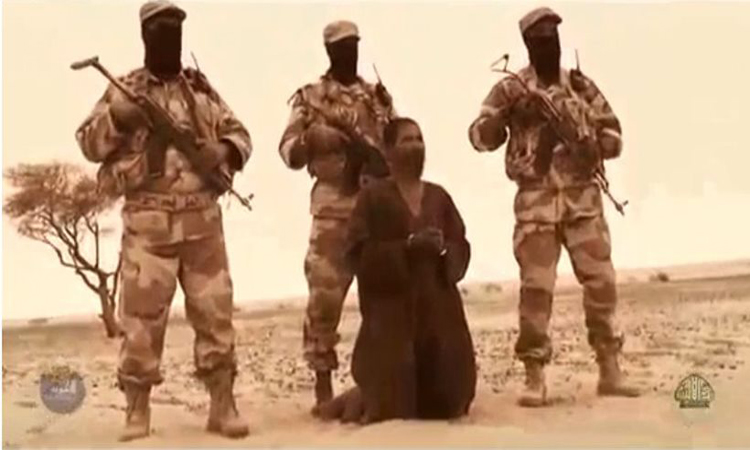 Σκληρές εικόνες! Παρακλάδι της αλ-Κάιντα εκτελεί «κατάσκοπο»