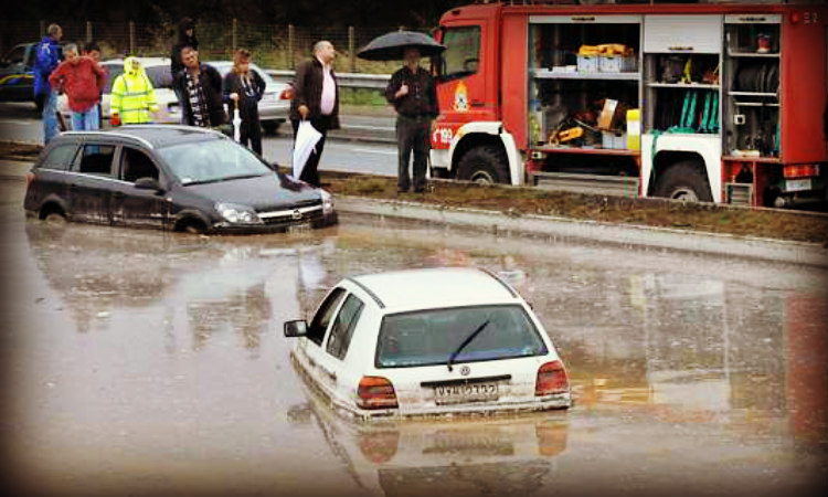 ΛΑΡΝΑΚΑ: Οδηγοί εγκλωβίστηκαν στα οχήματα τους από τις πλημμύρες - «Βροχή» οι κλήσεις στην Πυροσβεστική
