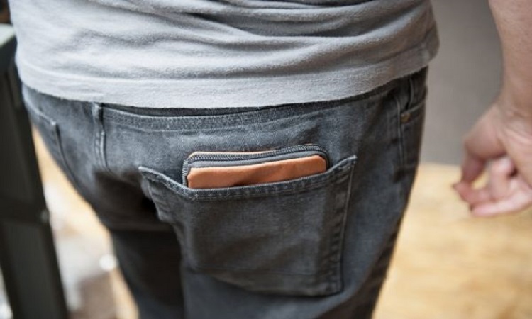 Βάζεις το πορτοφόλι στην πίσω τσέπη του παντελονιού; Δες γιατί πρέπει να σταματήσεις αμέσως να το κάνεις!