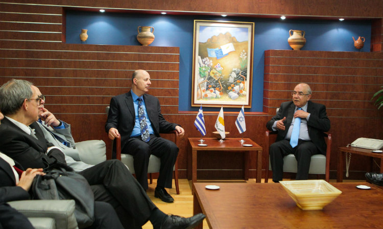 Eνημέρωσε τις αντιπροσωπείες Ελλάδας και Ισραήλ για το Κυπριακό ο Πρόεδρος της Βουλής