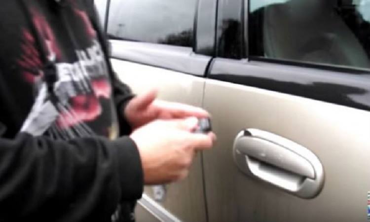 ΒΙΝΤΕΟ: Αν δεις αυτό στην πόρτα του αυτοκινήτου σου, τρέξε αμέσως στην αστυνομία