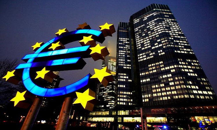 Η Ευρωζώνη μπορεί να αντιμετωπίσει τους αυξημένους κινδύνους, τονίζει η ΕΚΤ