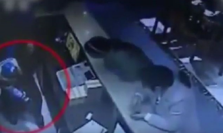 Σερβιτόρα έκλεψε παιδί πελατών από το εστιατόριο που δούλευε (VIDEO)