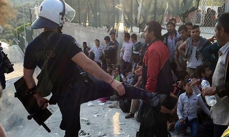 «Ντροπή για τη Δημοκρατία» η εικόνα αστυνομικού που κλωτσάει μετανάστη