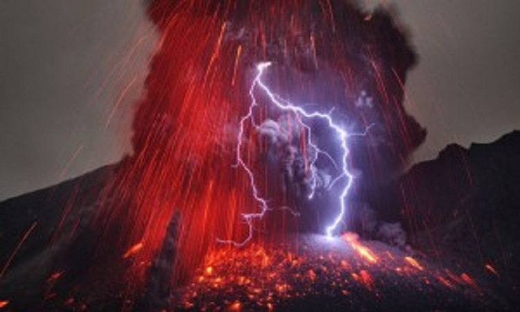 Απίστευτο θέαμα: Αστραπές μέσα σε ηφαιστειακή τέφρα! (Βίντεο)