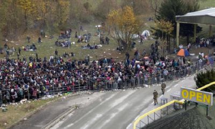 Η Αυστρία υψώνει φράκτη στα σύνορα με Σλοβενία για έλεγχο των μεταναστών