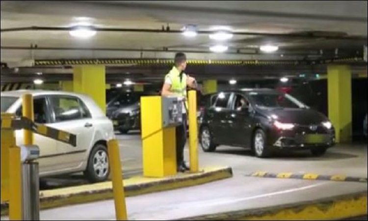 Δεν είχε χρήματα να πληρώσει το πάρκινγκ και δείτε τι έκανε (VIDEO)