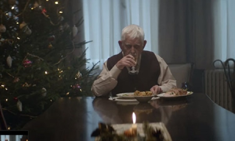 Ήθελε να κάνει Χριστούγεννα με την οικογένεια του … Η διαφήμιση που θα σας βάλει σε σκέψεις