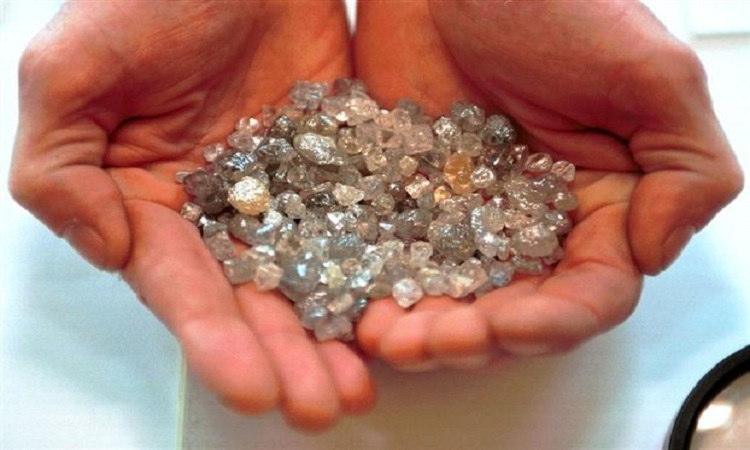 ΛΕΥΚΩΣΙΑ: Πωλούσαν διαμάντια «μαϊμού» αλλά τους τσάκωσαν