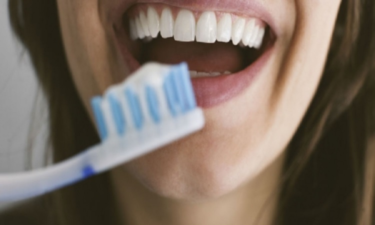 4 τρομακτικά πράγματα που μπορεί να συμβούν αν δεν βουρτσίζετε τα δόντια σας