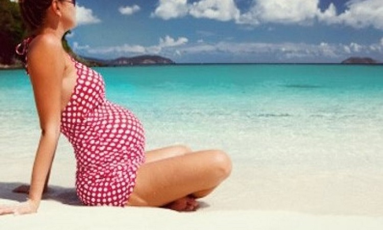 Εγκυμοσύνη και διακοπές: Κίνδυνοι και προφυλάξεις για τις εγκύους