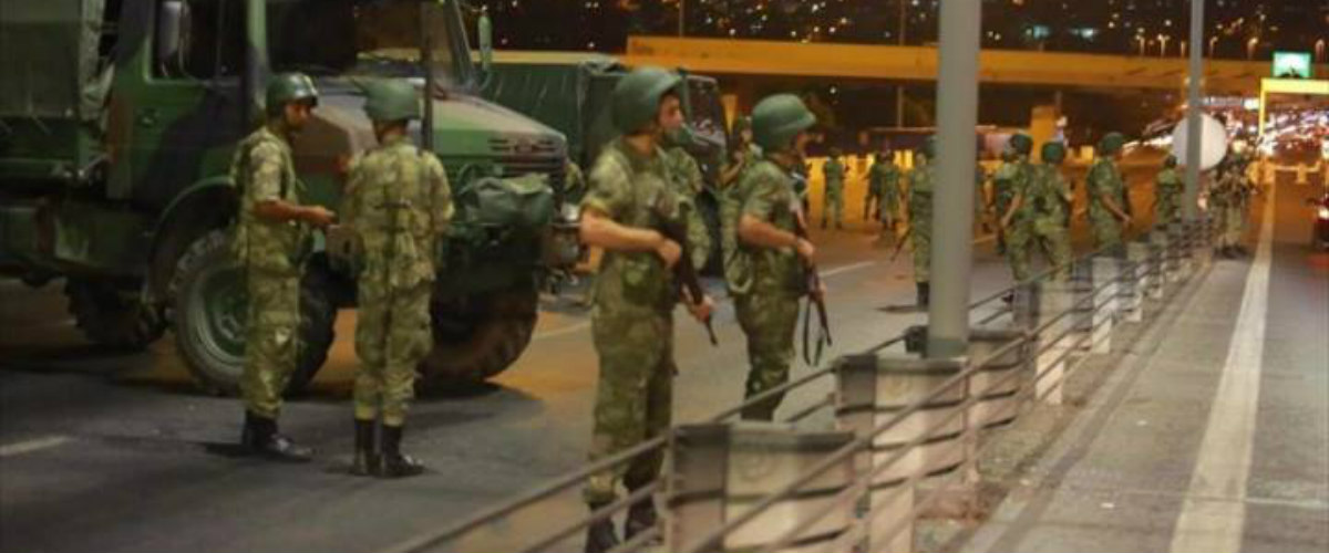 ΕΚΤΑΚΤΟ: Πληροφορίες ότι παραδόθηκε ο αρχηγός των πραξικοπηματιών - Ο Ερντογάν επιστρέφει στην Τουρκία