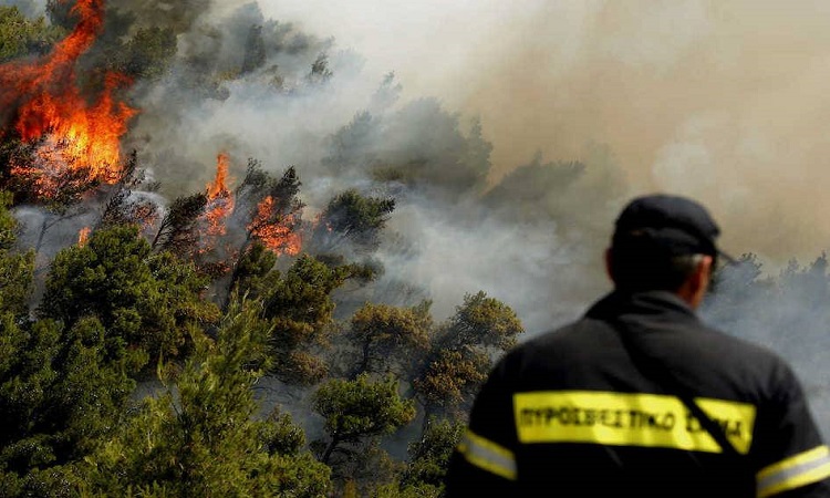 ΛΕΜΕΣΟΣ: Εκτός ελέγχου πυρκαγιά στο χωριό Πάχνα