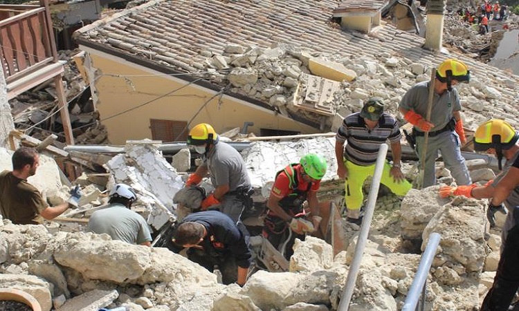Λιγοστεύουν οι ελπίδες να βρεθούν επιζώντες από το σεισμό στην Ιταλία