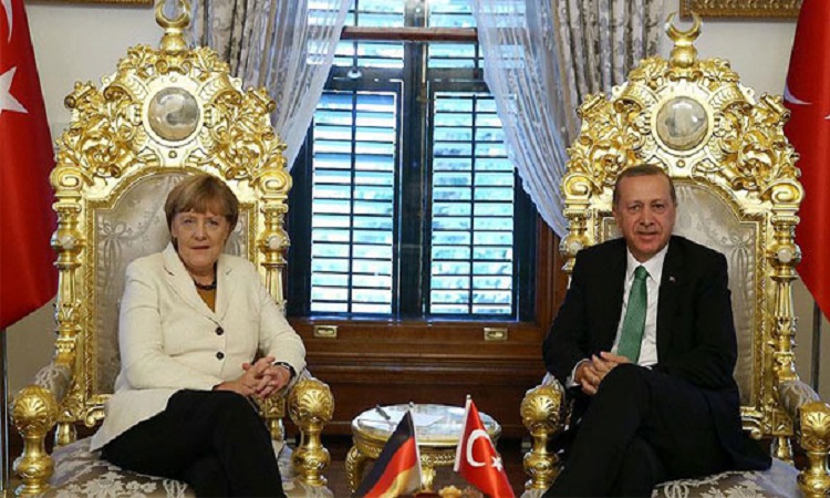 Μέρκελ και Ερντογάν συζήτησαν κατ' ιδίαν τις γερμανο-τουρκικές διαφορές