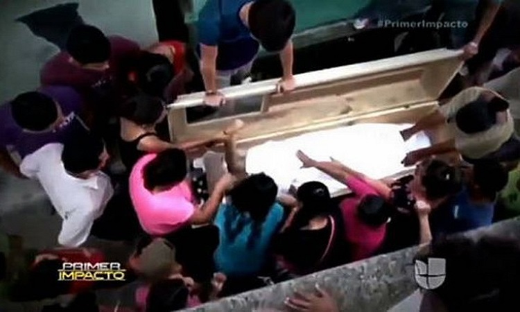 Έθαψαν 16χρονη και την επόμενη μέρα άκουσαν φωνές από τον τάφο (VIDEO)