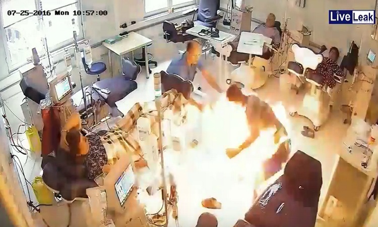 Εισέβαλε σε νοσοκομείο της Αλβανίας και έκαψε με βενζίνη ασθενείς (VIDEO)