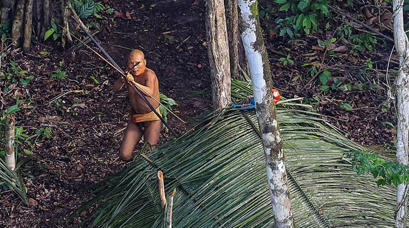 Απίστευτες εικόνες: Φωτογράφος αιχμαλώτισε «χαμένη» φυλή του Αμαζονίου