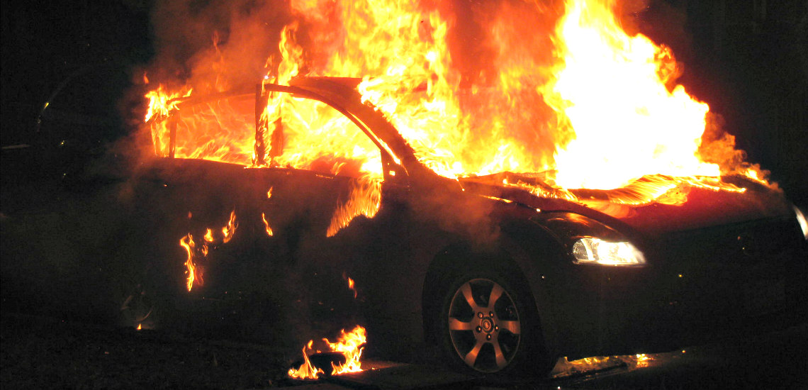ΛΑΚΑΤΑΜΙΑ: Έκαψαν έξι αυτοκίνητα σε χώρο στάθμευσης