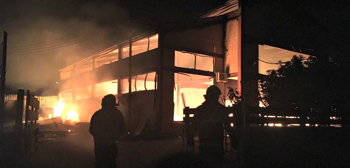ΚΟΚΚΙΝΟΤΡΙΜΙΘΙΑ: Φωτιά σε εργοστάσιο επίπλων - ΦΩΤΟΓΡΑΦΙΕΣ