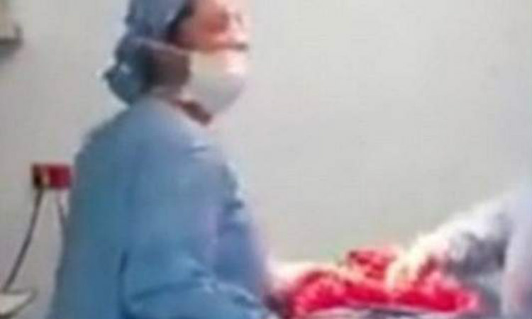 Βίντεο-σοκ: Γιατρός χορεύει στο χειρουργείο, γύρω από ανοιχτό ασθενή, με τα όργανα στα χέρια