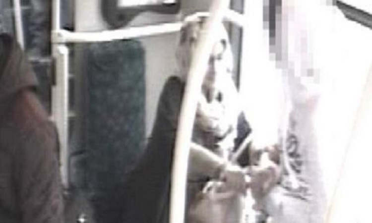 Σοκ σε λεωφορείο: Γυναίκα με μαντίλα μαχαίρωσε 15χρονο! (PHOTOS)
