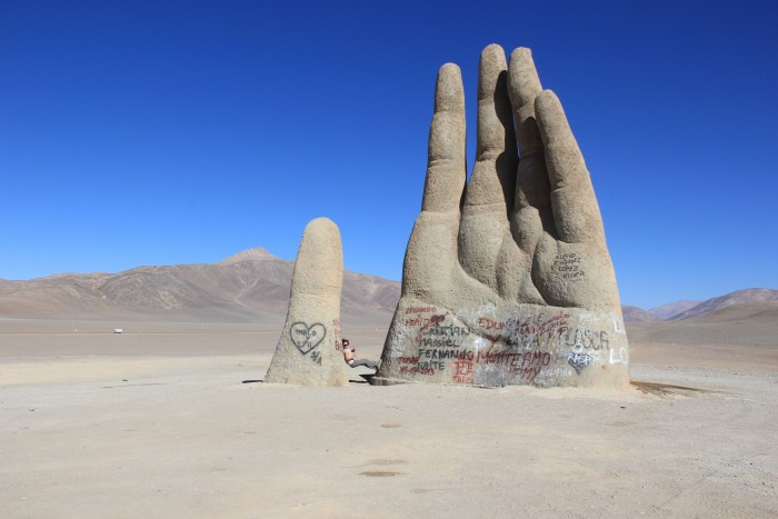 MτΧ: Το «εξωγήινο μνημείο» στη μέση της ερήμου - Βρίσκεται στο πιο ξηρό σημείο του πλανήτη που είχε να βρέξει 400 χρόνια!
