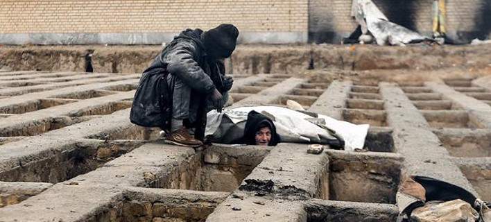 Αστεγοι στο Ιράν κοιμούνται μέσα σε τάφους (ΦΩΤΟ)