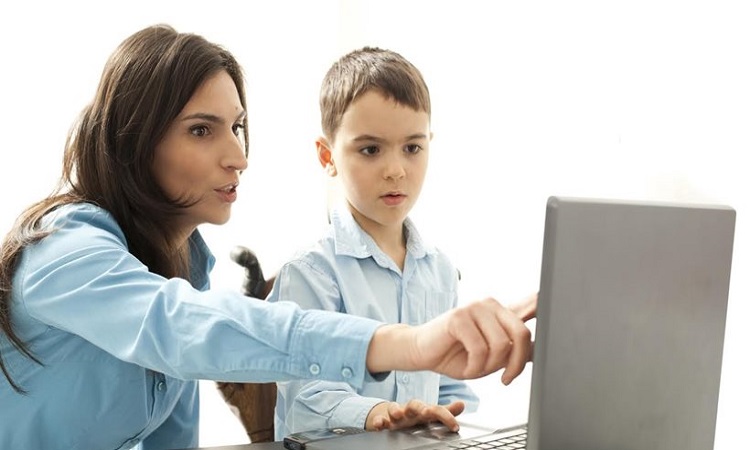 Μόλις ένας στους τρεις γονείς μιλάει στα παιδιά για τους κινδύνους στο Internet