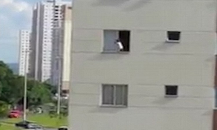 Συγκλονιστικό βίντεο! Μωρό ακροβατεί πάνω στο παράθυρο στον τρίτο όροφο πολυκατοικίας (VIDEO)