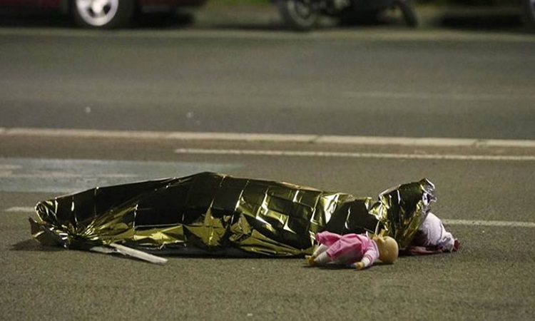 Η φωτογραφία από το μακελειό στη Νίκαια που σοκάρει τον πλανήτη -Το νεκρό κορίτσι με την κούκλα του